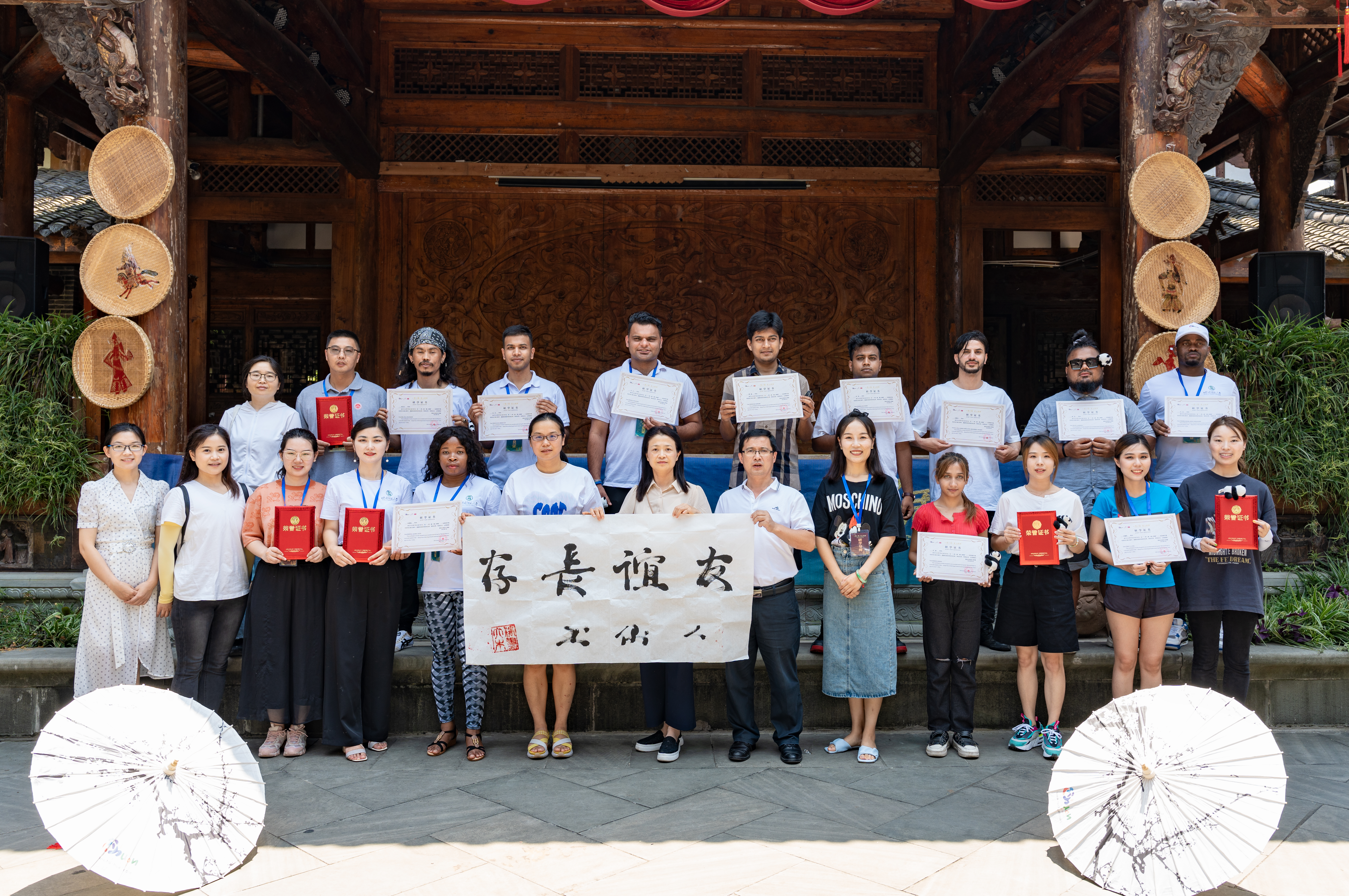 “一带一路·爱上绸都”| 丝路青年分享研学成果 精彩旅途收获满满_fororder_参与师生合影留念 摄影 廖志全