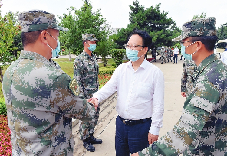 吉林省委副书记、省长景俊海到陆军装甲兵学院士官学校某连走访慰问