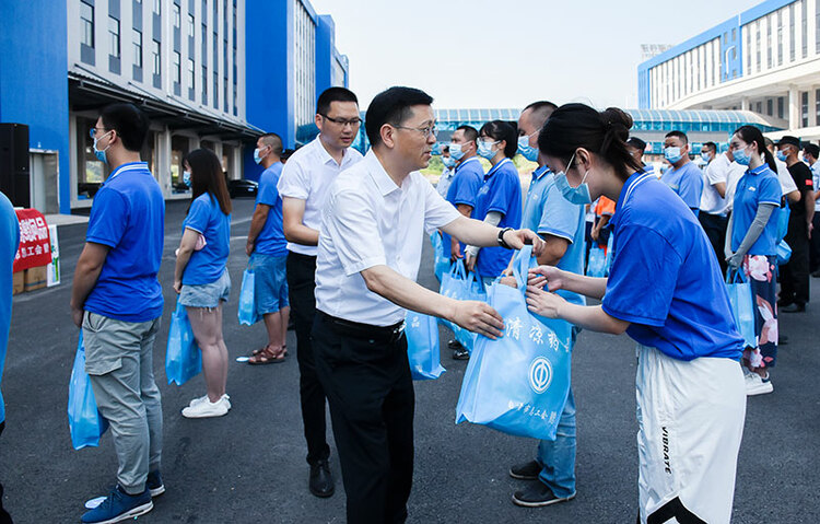 自贡市总工会2022年“夏送清凉”活动正式启动_fororder_3发放慰问品（摄影-赵丽）