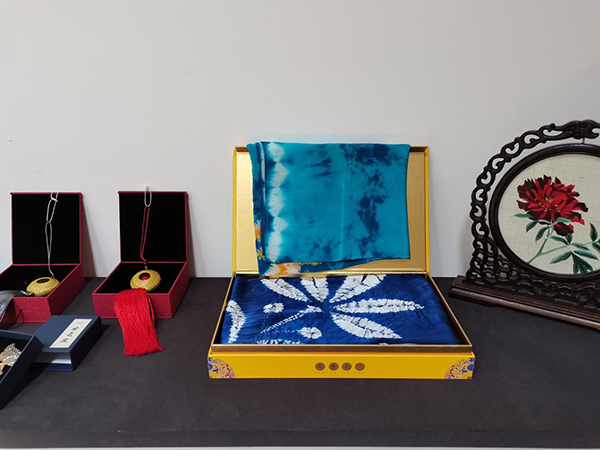“天府根脉”非遗展揭幕 自贡国家级非遗项目入驻_fororder_自贡扎染展览现场