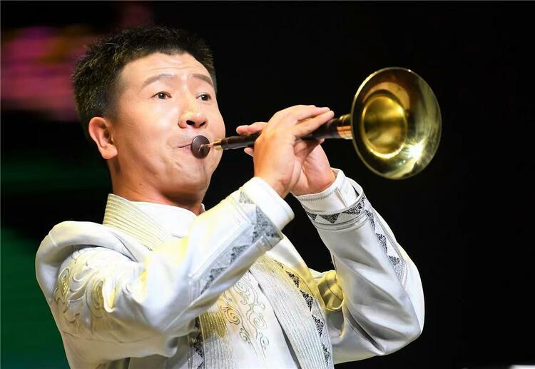内蒙古乌兰恰特剧院倾情上演《温暖的几字弯》_fororder_5