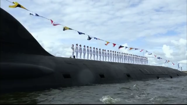 俄罗斯举行海军节阅兵活动 普京出席并发表讲话