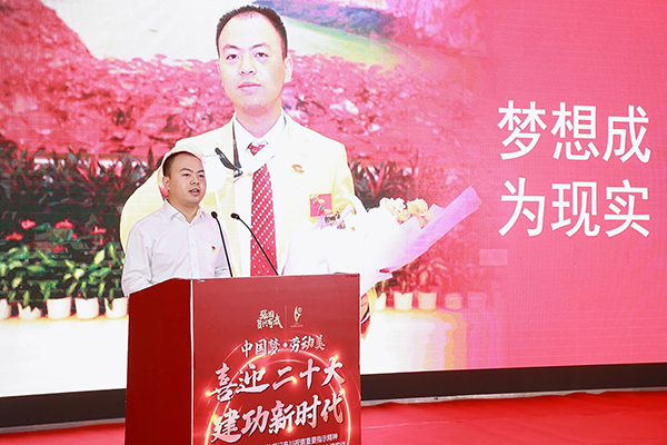 平凡岗位上的不平凡人生 四川省劳模工匠宣讲团在自贡开展主题宣讲活动_fororder_4“汽车机械师”杨文浩作主题宣讲（摄影-赵丽）