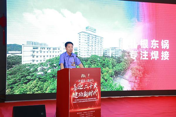 平凡岗位上的不平凡人生 四川省劳模工匠宣讲团在自贡开展主题宣讲活动_fororder_3“钢铁裁缝”孔建伟作主题宣讲（摄影-赵丽）
