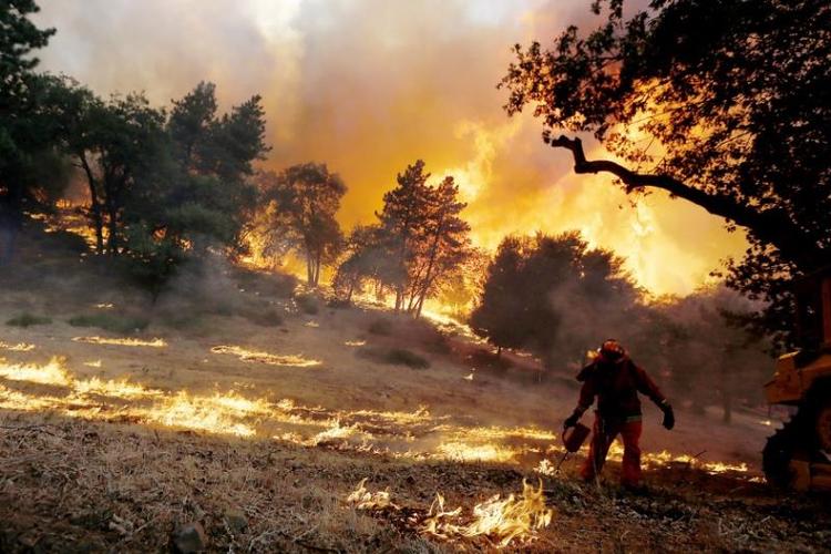 受加州滨河县苹果山火威胁 美国当地消防部门要求近8000名当地居民撤离