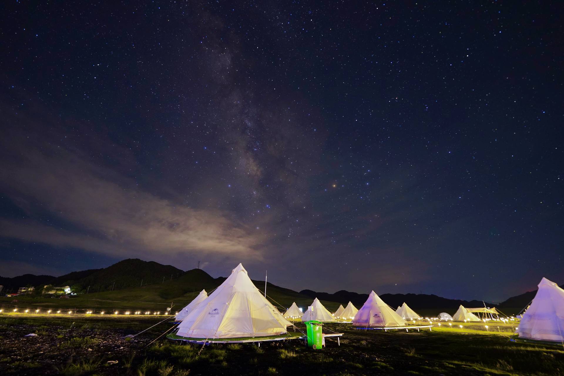 暑期来临 花都里贵州之巅星空营地露营采摘两不误