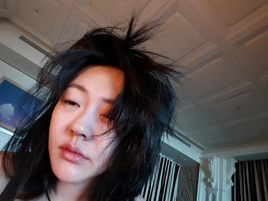 小S没睡醒自称太堕落 网友：你是神一般的邋遢