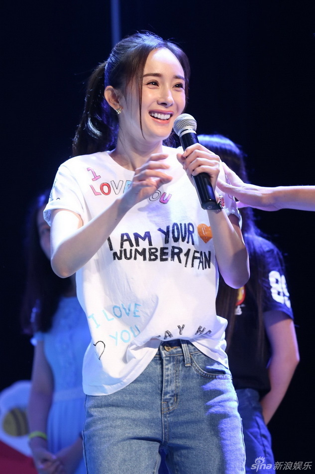 组图：杨幂和蜜蜂的十年！甜笑卖萌活泼似少女