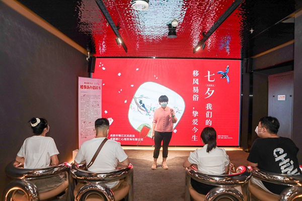 “七夕”领证 一场甜蜜浪漫在成都锦江上演_fororder_合江亭婚姻登记处工作人员在现场开展移风易俗宣传-供图-成都市锦江区融媒体中心