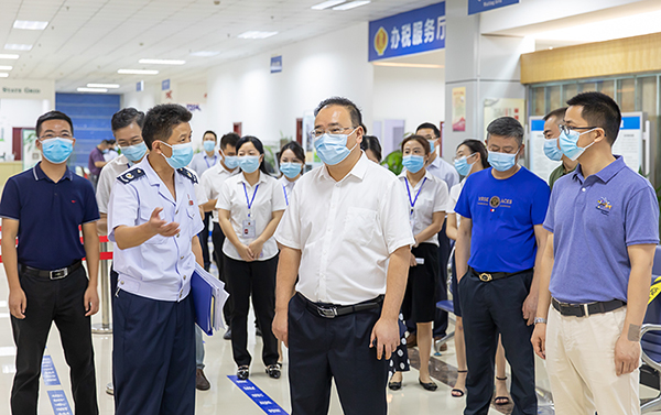 自贡市大安区委书记彭长林调研经济稳增长工作_fororder_1调研现场