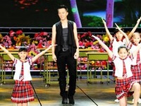 【2012】勇敢成就精彩！小学生潇洒劲舞PK韩庚丝毫不落下风_fororder_2012
