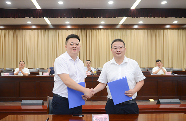 自贡市荣县召开“万企兴万村”行动村企对接会_fororder_签订帮扶协议
