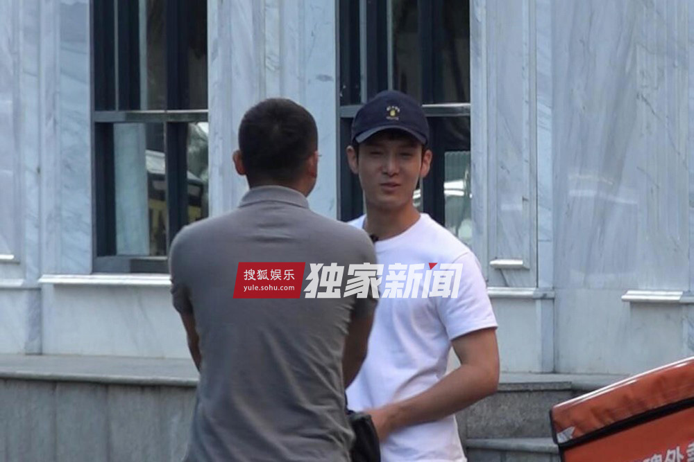独家：有耐心！盛一伦饭店门口苦等助理吃饭