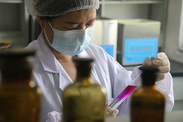 德阳中江：企业累计申请专利110件 政企携手跑出转型升级“加速度”_fororder_逢春制药的工作人员正在调试药剂