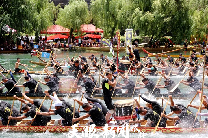 黔东南镇远举办第三十八届赛龙舟文化节