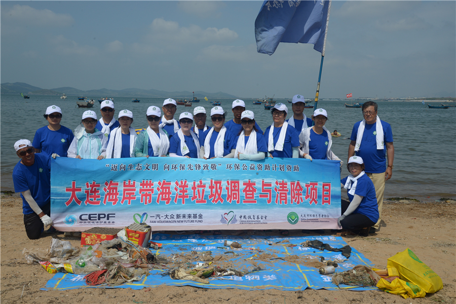 图片默认标题_fororder_图三 协会志愿者在进行“大连市海岸带海洋垃圾调查与清除项目”的相关工作（图片来源：大连市环保志愿者协会）_副本
