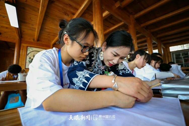 留学生体验贵州非遗文化
