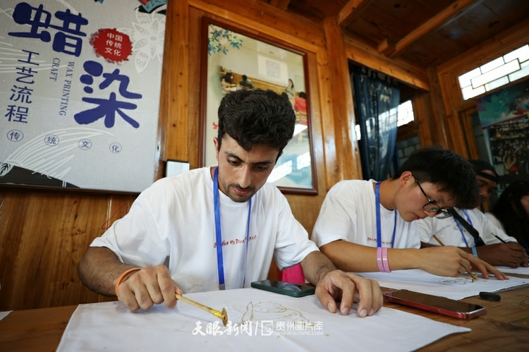 留学生体验贵州非遗文化