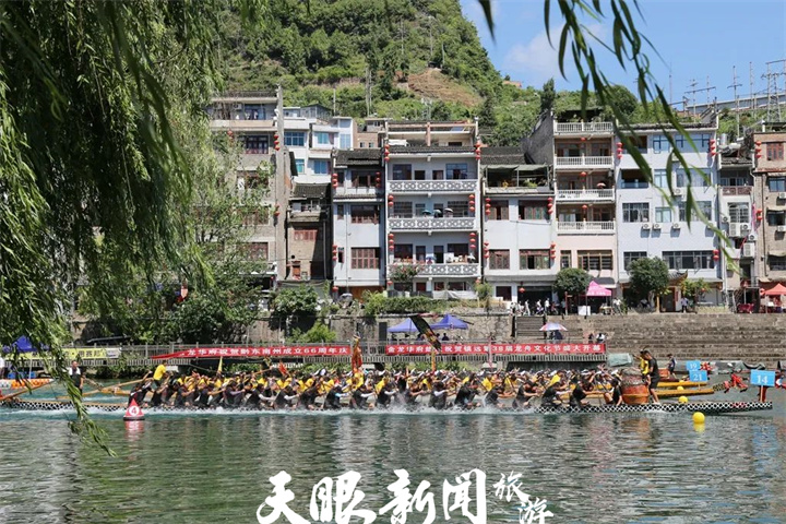 黔东南镇远举办第三十八届赛龙舟文化节