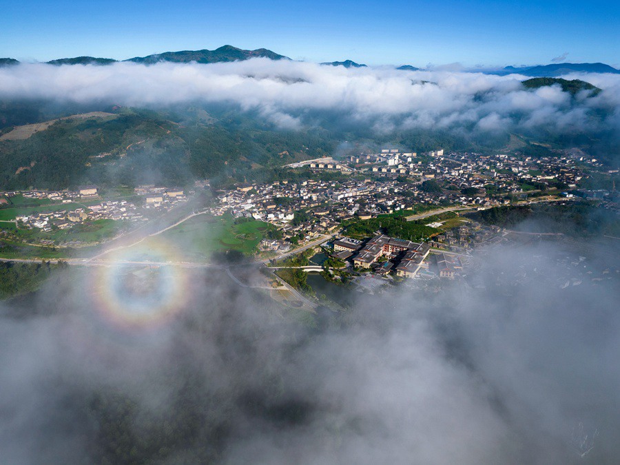 福建土楼晨景：云蒸雾绕似仙境