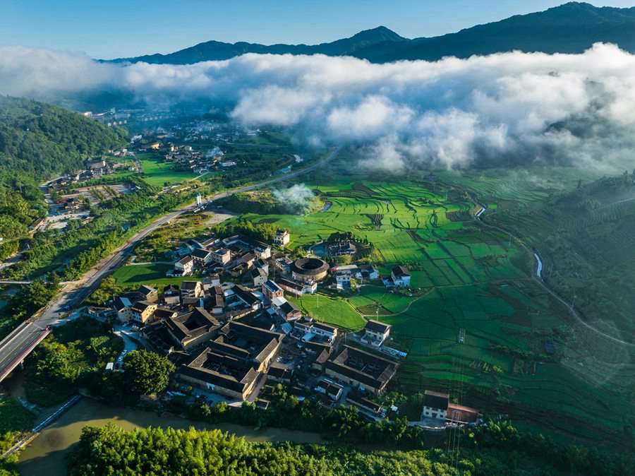 福建土楼晨景：云蒸雾绕似仙境