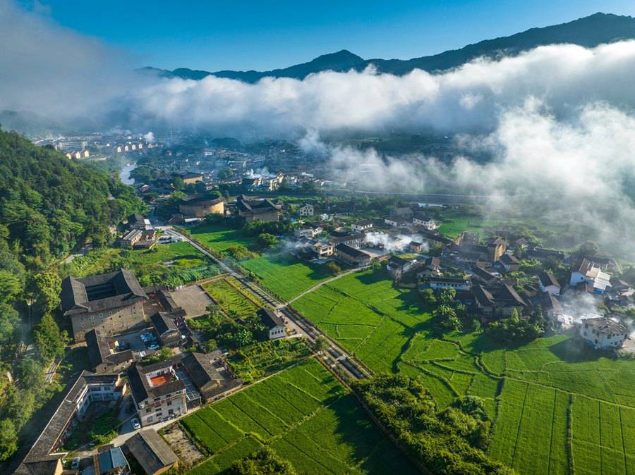 福建土楼晨景：云蒸雾绕似仙境