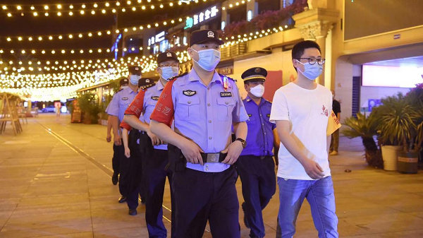 重庆南岸警方启动第二次夏夜治安巡查宣防行动_fororder_图片1