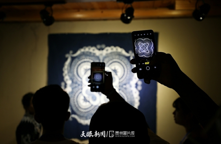 留学生体验贵州非遗文化