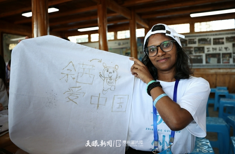 留学生体验贵州非遗文化
