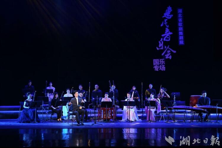 奏响最美民族风 湖北编钟国乐团惠民音乐会陶醉市民