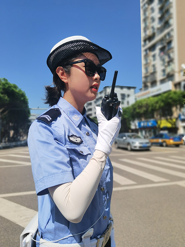 四川公安交警：筑牢烈日下的“安全链”_fororder_高温下坚守岗位的四川公安交警-供图-四川省公安厅（1）