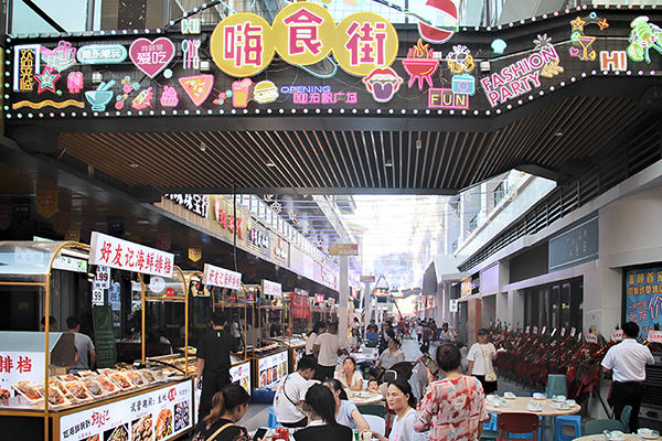 拼经济搞建设 | 自贡市富顺县开启“夜经济”消费模式_fororder_市民在夜市享受美食