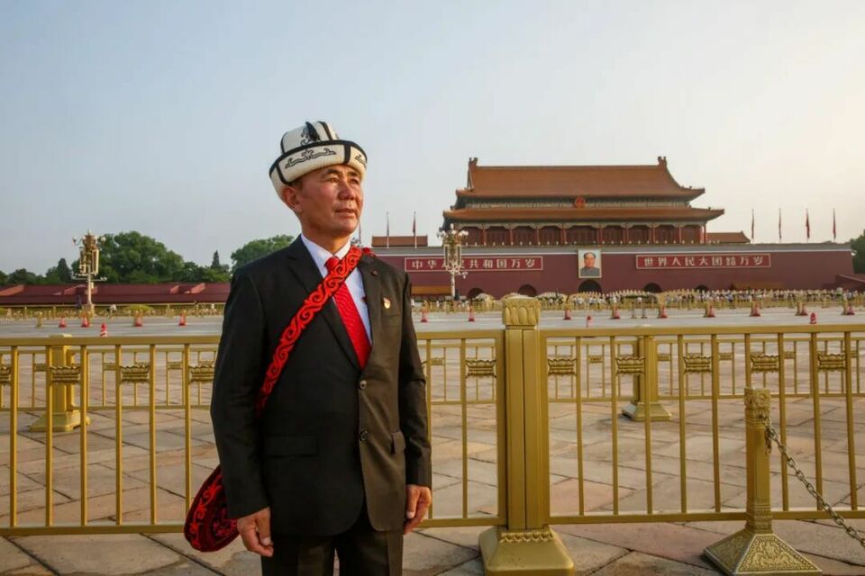 这次，新疆大叔把党员徽章带到了天安门广场_fororder_6404