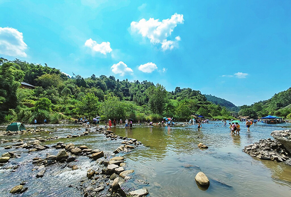自贡荣县：避暑打卡胜地 小井沟水库下游牌坊石“火”了_fororder_3游客避暑现场