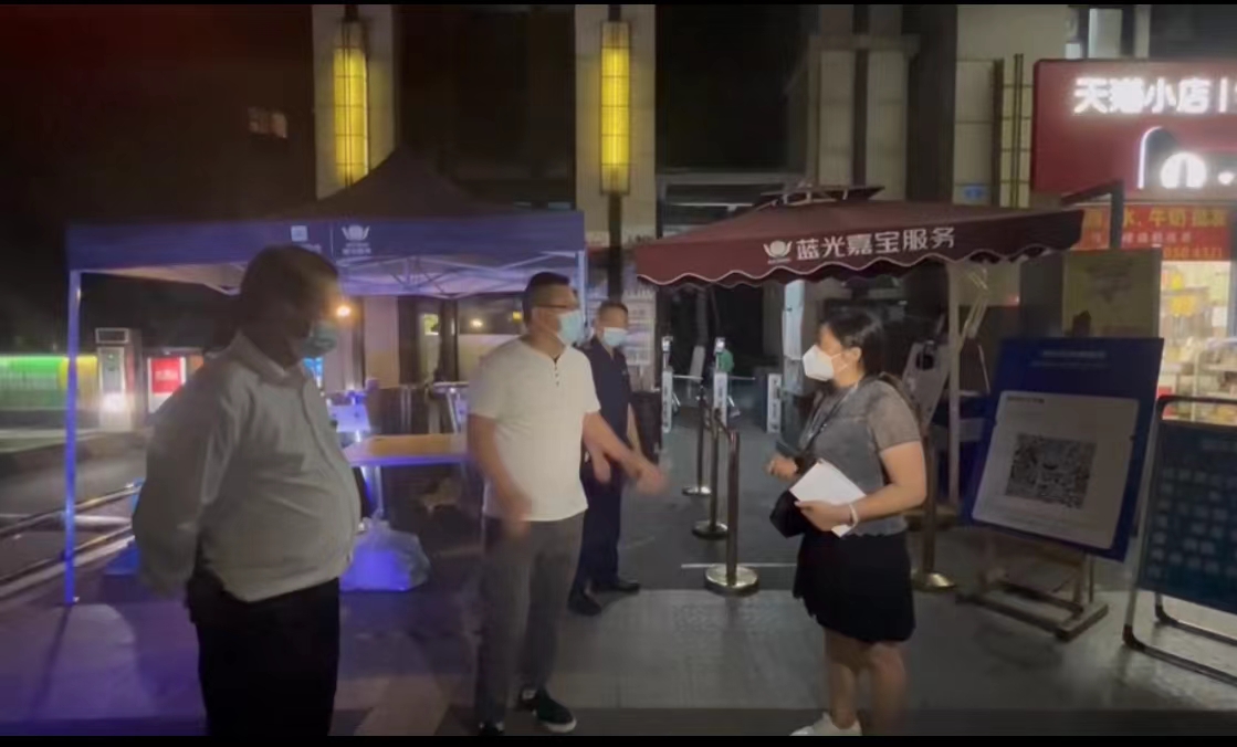 （转载）记者深夜探访成都成华封控区 有坚守有理解有服务