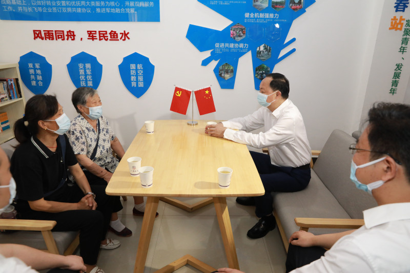 郑建新走访慰问驻长部队、烈士遗属_fororder_12