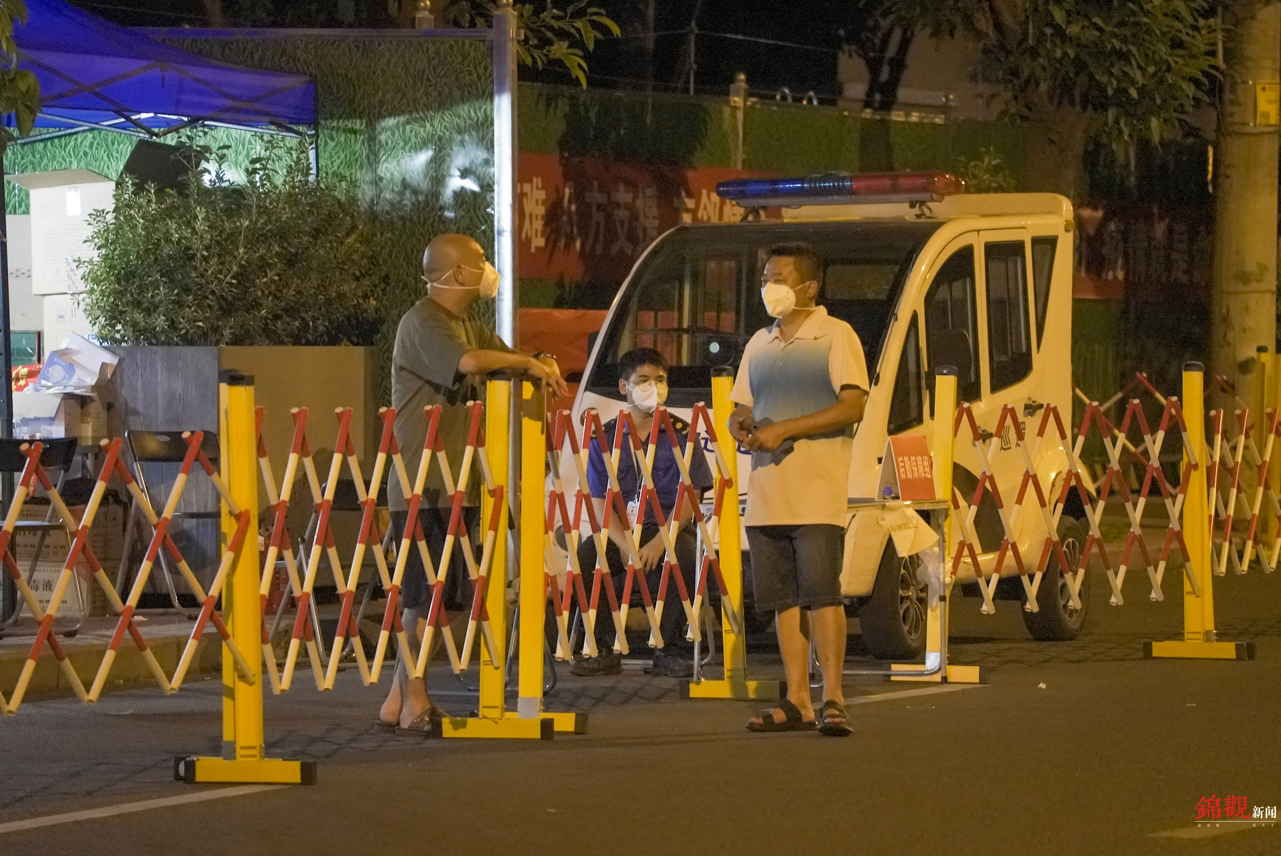 （转载）记者深夜探访成都成华封控区 有坚守有理解有服务