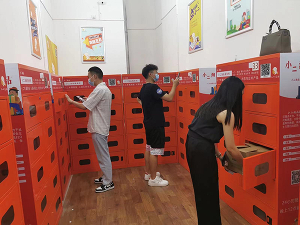 破解小区外卖快递脏乱差问题 智能便民服务柜在成都亮相_fororder_业主扫码开柜取货-摄影-张群