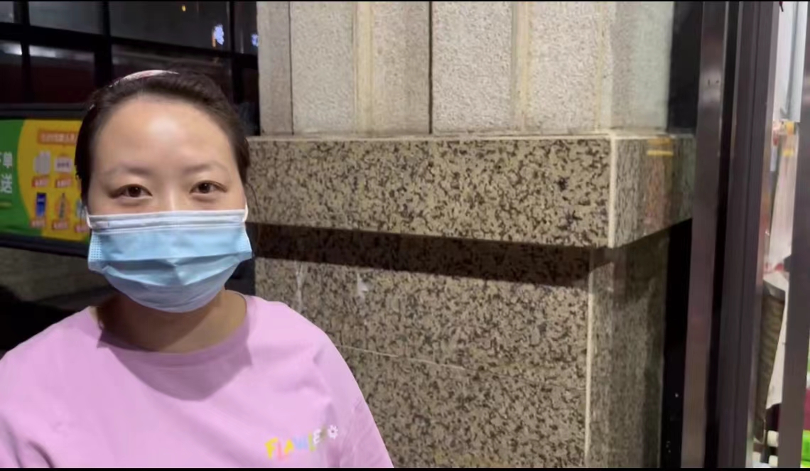 （转载）记者深夜探访成都成华封控区 有坚守有理解有服务
