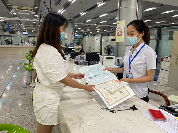 简阳市：办事效率“再提速” 打通企业开办“前一公里”_fororder_简阳市行政审批局为企业办理相关证照