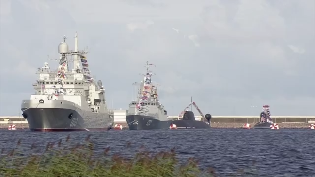 俄罗斯举行海军节阅兵活动 普京出席并发表讲话
