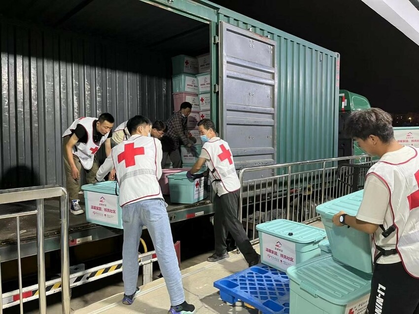 中国红十字基金会驰援青海山洪受灾地区1000只“赈济家庭箱”运抵发放_fororder_1