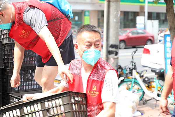 直击疫情防控现场 | 同心战“疫” 致敬疫情中的“逆行者”_fororder_成都轨道集团志愿者协助运送物资-供图-成都轨道集团