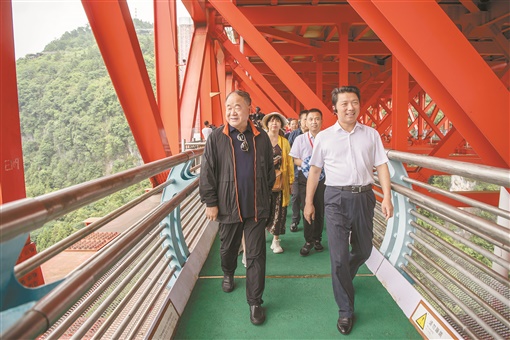 巨变惊文眼 江山催挥毫 ——中国作协湖南系列活动纪行（上）_fororder_2