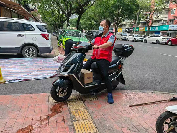 直击疫情防控现场 | 同心战“疫” 致敬疫情中的“逆行者”_fororder_唐林帮助孙女士取药-供图-成都轨道集团