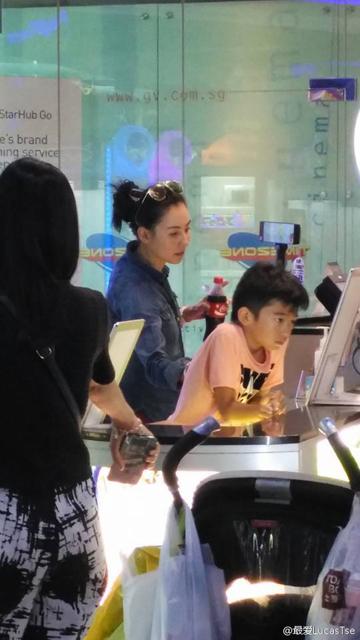 张柏芝带两个儿子玩游戏 真是个欢乐的暑假！