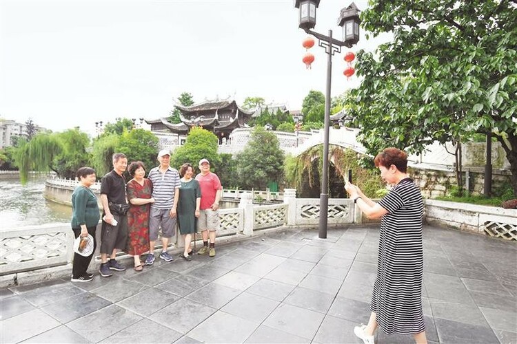 （中首）贵州贵阳：清幽甲秀楼迎避暑客_fororder_0424bd75-a2c0-4abe-b79b-fc4f6d0f225e