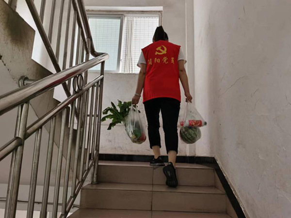 最美“志愿红” 织密简阳社区“防护网”_fororder_党员志愿者帮助居民将物品送上楼-供图-简阳市委宣传部