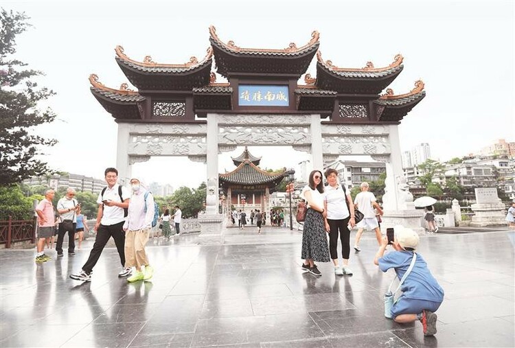 （中首）贵州贵阳：清幽甲秀楼迎避暑客_fororder_76df7a10-e17d-4e90-a72f-eec53be9c40d