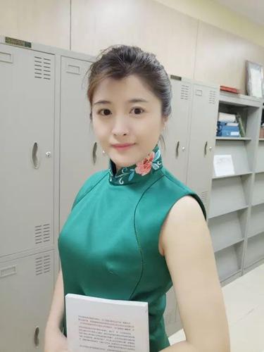 美女医生旗袍上班 女星穿旗袍谁更具风情